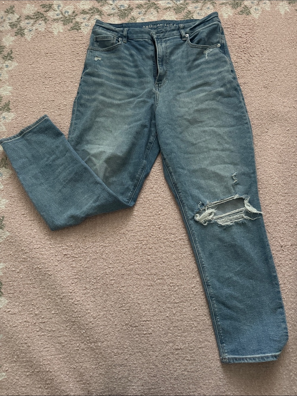 American Eagle Outfitters Boyfriend Jeans in Faded Blue with Knee Rip